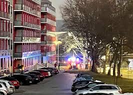 Nachdem die wohnanlage schlegelstraße 6 in jena nach der sanierungsfertigstellung bereits von studentischen mieterinnen und mietern bezogen wurde, wird diese nun auch im beisein des thüringer staatssekretärs für wirtschaft, wissenschaft und digitale gesellschaft, carsten feller, offiziell eröffnet. 80 Jahrige Bei Wohnungsbrand In Jena Gerettet Jenaer Nachrichten