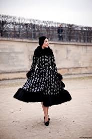 Era uno dei capi d'abbigliamento anni 80 preferiti dalle celebrities e dalle giovanissime, un vero e proprio must seguito da sono stati un vero e proprio tormentone negli anni 70 e 80. Pin Di Malile Dube Su 1950 Cappotti Vestiti Abbigliamento