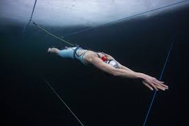 Laso schaller, plongeur professionnel suisse d'origine brésilienne, a établi un nouveau record du monde de plongeon en sautant, pieds en avant, à 58,8 mètres. Gu8zjfyztbrqsm