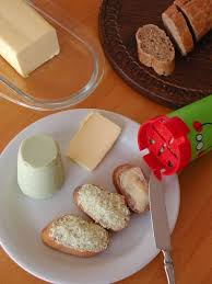 Le Schabziger Ou Schabzigier Est Un Fromage Suisse Originaire Du Canton De Glaris Il Est Appele Sapsago Dans Les Pays De Langue Latine Food Cheese Sweet Wine