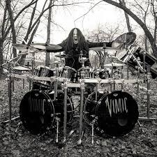 El instrumentista y compositor estadounidense joey jordison, conocido por haber sido cofundador, coautor y baterista original de la banda slipknot, falleció este lunes a los 46 años, informa variety, citando a su familia.precisa ese medio que el músico. Joey Jordison Todavia No Sabe Por Que Fue Expulsado De Slipknot