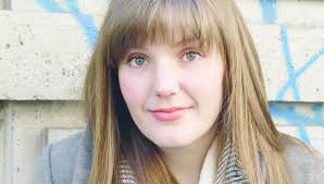 Emma Glass, l'autrice infermiera: “Scrivere è la mia ricompensa dopo aver  curato chi sta male”