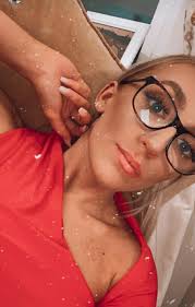 Michelle Shingleton's Instagram, Twitter & Facebook