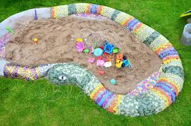 Eine Mosaik Schlange Als Sandkasten Do It Yourself Hausbau Garten Inspirationen Baby Kind Und Meer Mosaikgarten Kinder Basteln Garten Mosaik