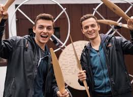 The two brothers inspire their 1.3 million subscribers with adventurous and experimental videos. Deutsche Youtube Twins Verlieren Schwester Bei Flugzeug Absturz Starzip