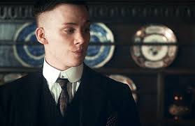 Il taglio di capelli della nota serie tv sta davvero spopolando tra i giovani. John Shelby S2 Peaky Blinders 2013