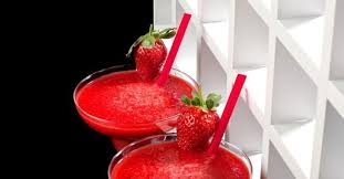 Laissez Vous Surprendre Un Cocktail Aux Fraises Rhum Blanc Et 7 Up Meilleur Que Jamais Recettes Ma Fourchette Cooking Recipes Food Fruit
