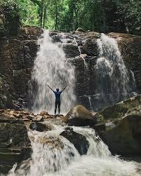 Kamu akan melihat langsung air mengalir deras dari puncak menuju kolam cantik yang ada di bawahnya. Air Terjun Langanan Di Sabah Lokasi Mandi Manda Yang Nyaman Untuk Pelancong Tempat Menarik