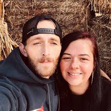 I'm new but can someone help me understand servers and how they work? I  play 1st person only preferably but you can't just switch servers?