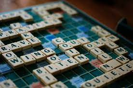 Este juego de mesa es uno de los más conocidos del mundo y trata sobre la compra y venta de bienes. Tres Juegos De Mesa En Ingles Para Ayudarte En Tu Aprendizaje