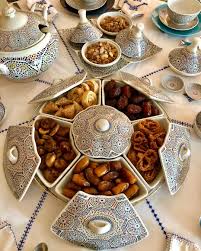 من عادات التقديم للضيوف الموجودة عند بعض الشعوب هي سؤالهم عن نوع المشروب الذي يريدون شربه قبل إعداده لهم، في حال فضّلوا نوعاً على آخر سواءً. Petit Dejeuner Marocain Gouter Marocain Gouter A La Marocaine Presentation A La Marocaine Moroccan Food Mor Morrocan Food Moroccan Food Moroccan Breakfast