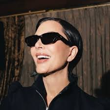 Kari Weigel's Instagram, Twitter & Facebook