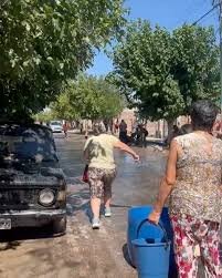 💧🎉 ¡La tradición revive! Vecinos del Barrio Franklin celebraron la Siesta  de Chaya en Rawson. 🌊, Armados con baldes, mangueras y bombitas de agua,  familias enteras del Barrio Franklin salieron a la ...