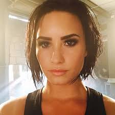 demi lovato on instagram bts from the confident musicvideoset go follow devonnebydemi i m taking over ショートのヘアスタイル ヘアスタイル ロング 女性 顔
