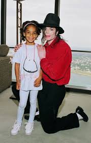 Michael Jackson Not Sure Who The Little Girl Is Could Be A Relative Or A Fan Photos Of Michael Jackson Michael Jackson Michael Jackson Pics