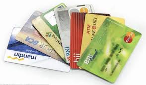 Yaitu cukup pilih kartu kredit / debit pada metode pembayaran kemudian masukan 16 digit nomor jika transaksi berhasil maka pembayaran akan otomatis terverifikasi jadi tidak perlu melakukan perlu diketahui tidak semua kartu kredit bisa pilih cicilan di tokopedia selain itu biasanya jika ingin pilih. Apa Itu Kartu Kredit Debit Dan Atm Perbedaan Sistem Penggunaannya Fispol