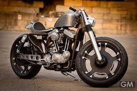 ブルサイクルによる ハーレー スポーツスターxl1200 のカフェレーサーはアールデコ調 gigamen ギガメン スポーツスターカフェレーサー カフェレーサー スポーツスター