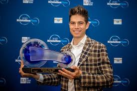 Niet de eerste keer dat die muur aankomstplek is in de tour. Zijn Wonderjaar Bekroond Wout Van Aert Wint Eerste Kristallen Fiets Kristallen Fiets 2020 Hln Be