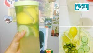 Buah lemon tak hanya mengandung vitamin c tapi juga bisa membantu meningkatkan sistem pencernaan sekaligus membantu fungsi hati. Cara Buat Air Detox Semula Jadi Untuk Kurus Dan Kulit Cantik Tak Percaya Boleh Cuba Port Makan