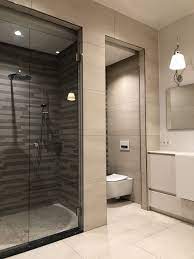 hoofd badkamer met aparte toiletruimte en inloopdouche met pebblestones design badkamer badkamer interieur ontwerpen