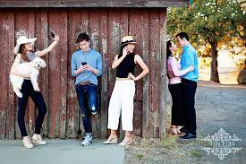 Fun And Creative Photography Pose For Families With Teenagers Or Older Kids Www Tentoesphotograp Family Portrait Poses Family Picture Poses Family Photo Pose
