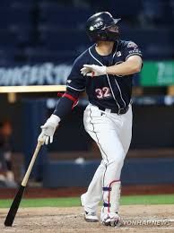 두산 베어스 의 야구선수 편집 자세한 내용은 김재환 (야구선수) 문서. ë'ì‚° ê¹€ìž¬í™˜ ë¡¯ë° ì‹ ì¸ ê¹€ì§„ìš± ìƒëŒ€ë¡œ ì—°íƒ€ì„ í™ˆëŸ° ì—°í•©ë‰´ìŠ¤