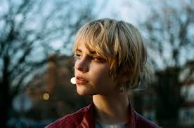 Sophie thatcher é uma atriz americana. Meet Sophie Thatcher Star Of Quibi S When The Streetlights Go On Rose Ivy