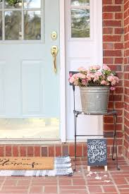 Modern farmhouse home decor is all about textured pieces, layered neutral tones, and pops of color! Cottage Farmhouse Valentine S Day Porch Decor Ideas