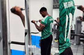 ¿Guiño al Tri? Helinho sorprende al entrenar con la playera de la Selección Mexicana