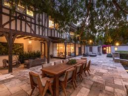Jennifer aniston house hot photos, images and movie wallpapers download. Jennifer Aniston And Brad Pitt S Former La Home Sold At A 34 Discount