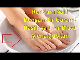 Rendam kaki dengan air garam (ilustrasi). Rendam Kaki Dengan Air Garam Hasilnya Luar Biasa Menakjubkan Youtube