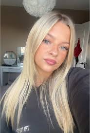 Colette Wright's Instagram, Twitter & Facebook