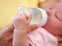 Bila ada anak minum susu botol, isu yang selalu mak mak kena hadap ialah puting susu berkerak. Ini Sebabnya Pemakaian Botol Dot Bisa Bikin Bayi Bingung Puting