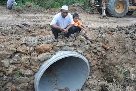 Masalah banjir yang sering melanda bandar adalah disebabkan kekurangan sistem perparitan yang dibina serta ianya terlalu kecil dan cetek. Surani Menunjukkan Hasil Projek Pembaikpulihan Sistem Perparitan Tersebut Yang Boleh Mengelakkan Masalah Banjir Di Kawasan Kampung Berkenaan Suara Sebenar Parlimen Baling