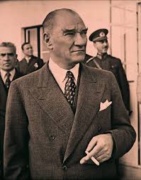 Ataturk Un Sigara Icerken Cekilen 30 Fotografi Mustafakemalim Centilmen Stili Fotograf Sigara