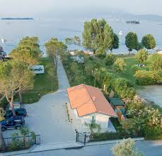 Hier können sie in exklusiven mobilheimen entspannen, die mit jeglichem komfort ausgestattet sind, oder momente absoluter ruhe inmitten der natur unserer schattigen stellplätze genießen. Campingplatz Stellplatz Gardasee