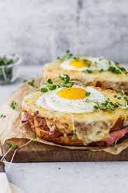 A Vegetarian Version Of The Traditional Croque Madame Is Finally Here Check Out The Two Ways To Mak Croque Madame French Breakfast Healthy Recipes Easy Snacks