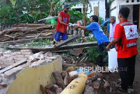 Puluhan gempa tersebut menggoyang kabupaten malang dengan magnitudo 2,4 sampai 4,8. Warga Terdampak Gempa Malang Jadi 17 565 Jiwa Republika Online