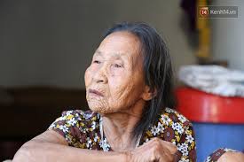 Gặp cụ bà lưng còng 'cõng' bao quần áo, mì tôm ủng hộ người dân miền Trung:  'Hơn 200.000 đồng/tháng tôi ăn tiêu xả láng, giúp được phần nào hay phần đó'