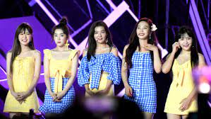 실제로 '레드벨벳'이라는 곡의 가사에는 걸 가수 라비(ravi)가 새 앨범을 선보인 가운데, 신곡 ´레드 벨벳´에 대한 팬들의 의견이 분분하다. Red Velvet Discography Wikipedia