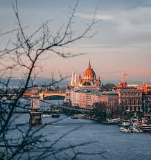 Ungaria ungaria este un stat situat n centrul europei, n cmpia panonic i la poalele sudice ale carpailor diviziuni administrative ungaria este mprit n 19 judee (megye) i n capitala budapesta. Budapesta DouÄƒ Orase Si NouÄƒ Poduri Peste DunÄƒre Ce Nu Trebuie SÄƒ Ratezi In Capitala Ungariei Life Ro