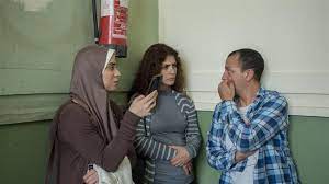وأضافت أن أول حوار بينهما كان خلال حفل عيد ميلاد وأوضحت أن الوضع تغير بعد أن تقابلا مرة أخري في لوكيشن تصوير مسلسل «تحت السيطرة» من بطولة الفنانة نيللي كريم. ØµÙˆØ± Ø¨Ø³Ù†Øª Ø´ÙˆÙ‚ÙŠ ÙÙŠ Ù…Ù‡Ø±Ø¬Ø§Ù† ØªÙˆØ±Ù†ØªÙˆ Ø¨Ù€ Ø¨Ø¹Ù„Ù… Ø§Ù„ÙˆØµÙˆÙ„