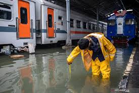 Gambar kereta empat roda untuk diwarnai. Akibat Banjir Semarang Ka Jayabaya Tiba Di Malang Telat 150 Menit Antara News