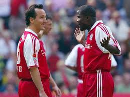 Bayern munich legend sammy kuffour goes through the emotional wringer, with liverpool great john barnes and supersport presenter neil andrews in audience. Nicht Immer Stimmt Die Chemie Zwischen Jens Jeremies Li Und Sammy Kuffour So Wie Auf Diesem