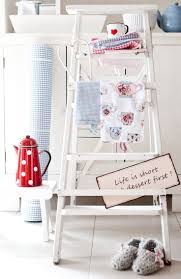 Heb je bijvoorbeeld nog een oude houten ladder die ongebruikt in de schuur staat? Decoratieve Ladders Bobbie S Home Decoratieve Ladders Ladder Decor Oude Ladder