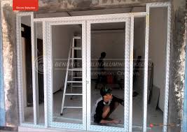 Kusen jendela maupun kusen pintu yang terbuat dari aluminium memang mempunyai harga yang relatif lebih tinggi daripada yang teerbuat dari kayu, akan tetapi kusen aluminium memiliki bentuk yang simpel minimalis dan modern sehingga cocok diterapkan dalam desain rumah minimalis. Jual Aneka Pintu Aluminium Kaca Untuk Kantor Bank Sekolah Dan Rumah Di Kediri Bengkel Herlin Aluminium Kediri