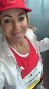 Ja det är Bachelorette på tv:n. Är man föräldraledig får man faktiskt  kolla. . . . . #pilasterhylla #bollo #tvbänk #bobowallmansson #framerug  #sheergrey #nordichome #boligstyling #interior #interior4all  #interior_and_living