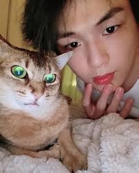 Kang Daniel Shows Cat's "Glowing Eyez" in New Instagram Post