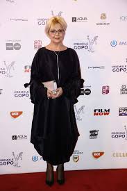 Actriţa emilia popescu, care filmează zilele acestea pentru al doilea lungmetraj regizat de emanuel emilia popescu (50 de ani), fosta colegă de juriu de la dansez pentru tine a lui cornel patrichi, a. Emilia Popescu E ImbrÄƒcatÄƒ De Fiica Ei ActriÈ›a È™i A Transformat Fata AbsolventÄƒ De Design Vestimentar In Stilist Personal Libertatea