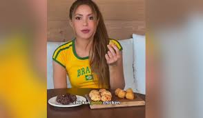 Bem brasileira! Com show marcado no RJ, Shakira prova coxinha e brigadeiro